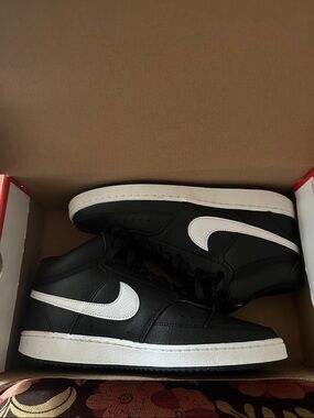 Nike Black and White High-Top Women’s Sneakers/Men’s 8